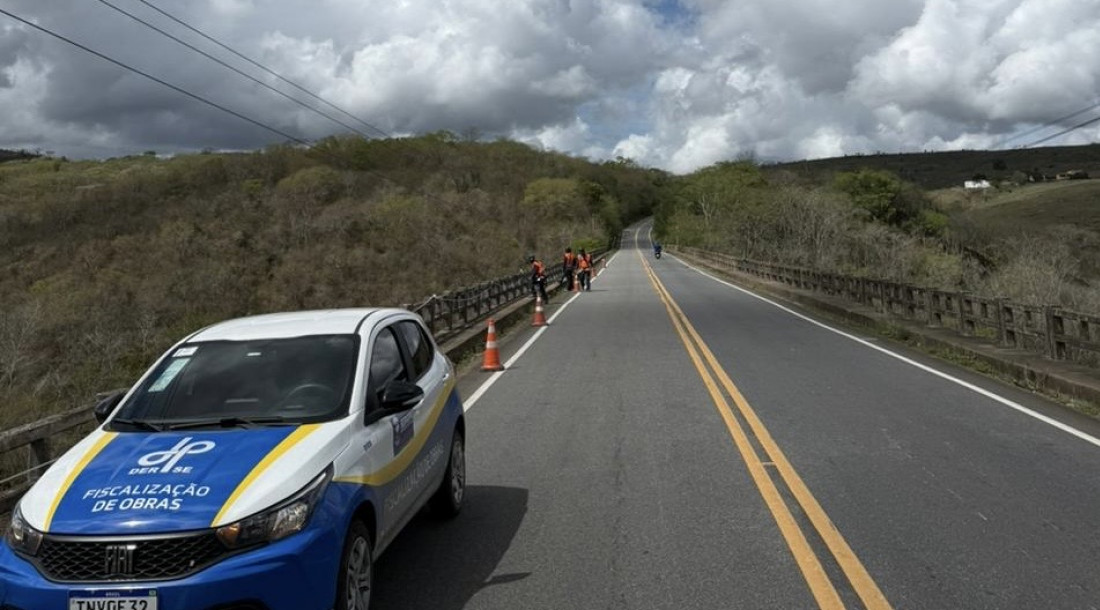 Governo de Sergipe inicia instalação de guarda-corpos na ponte sobre o Rio Vaza-Barris